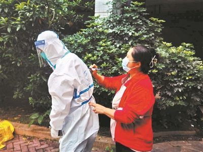 广州疫情防控新闻发布会：全市疫情严峻，海珠Rt降至1.6